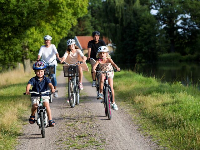Family adventure along the Göta Canal bicycle package