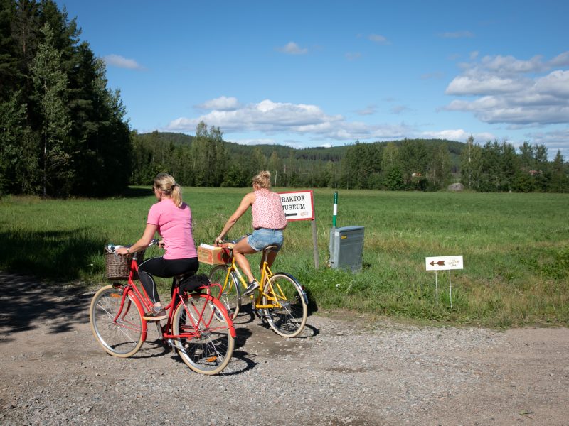 järvsö-gårdstramp-farm-food-table-sweden-by-bike