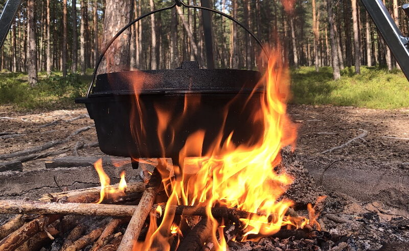 Laga middag i skogen öppen eld