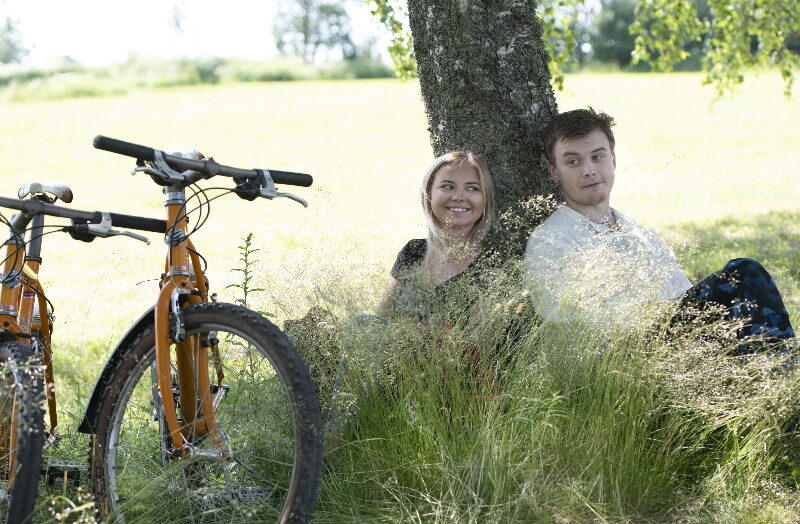 Ulvsby cykel par i gräset vila