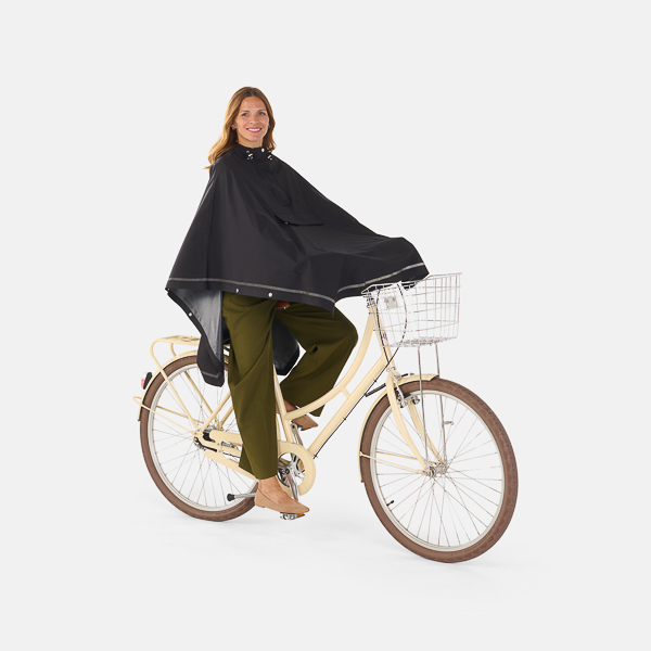 Imbris regnponcho svart - woman cycling hood down