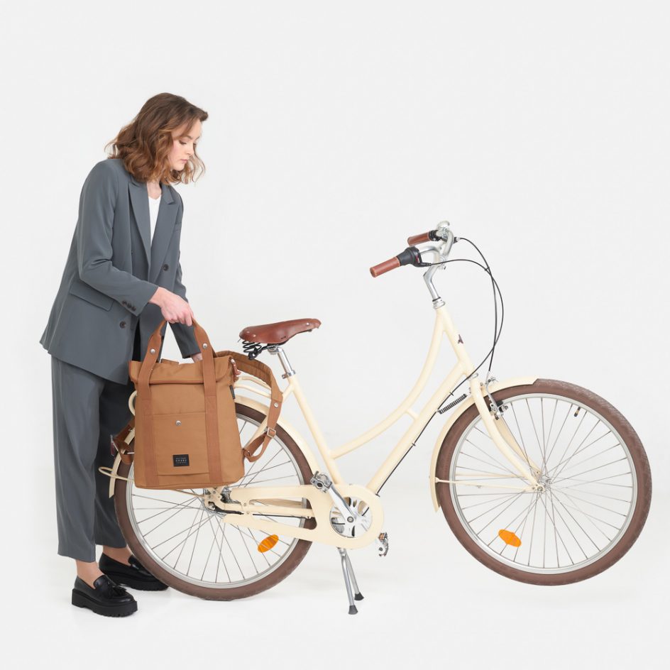 City Bikepack XL - cognac - woman hooks