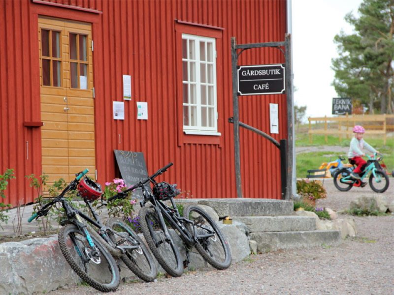 Cyklar vid Gårdscafeet_Bergs Gård