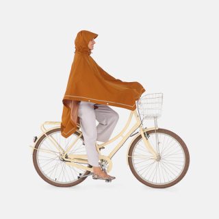 Imbris regnponcho koppar - woman cycling hood up