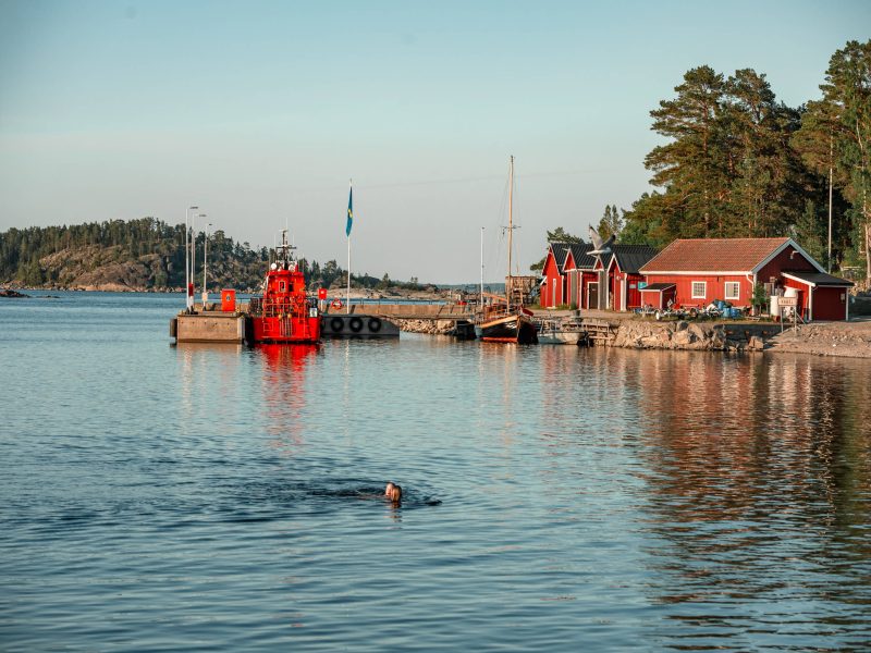 badande-barn-vid-spikarna-fiskelage-alno-sweden-by-bike_foto_evelina-ytterbom.jpg